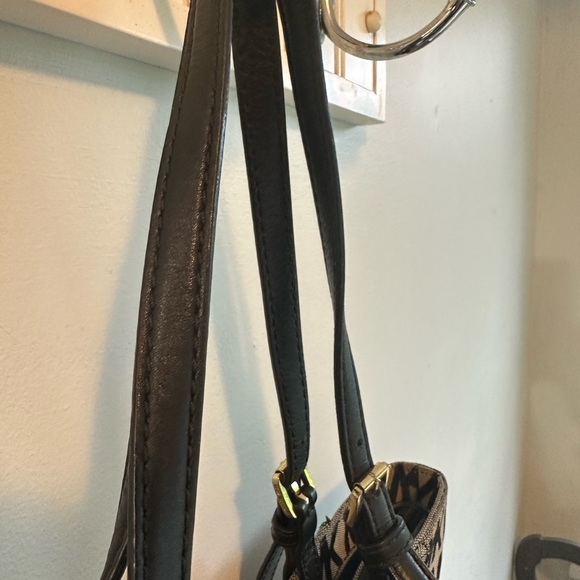 LIKE NEW AUTHENTIC MICHAEL KORS MONOGRAM Purse - Picture 3 of 10